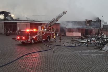 50 efectivos del Cuerpo de Bomberos trabajaron para controlar el fuego. Foto Cortesía Bomberos