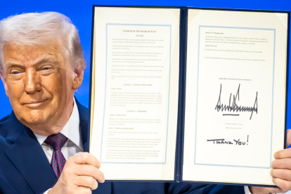 El presidente de Estados Unidos, Donald Trump, sostiene una carta fundacional firmada en la reunión de la "Junta de la Paz".