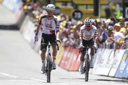 Jay Vine (i) consiguió el triunfo en la segunda etapa gracias a la ayuda de su compañero Jhonatan Narváez.