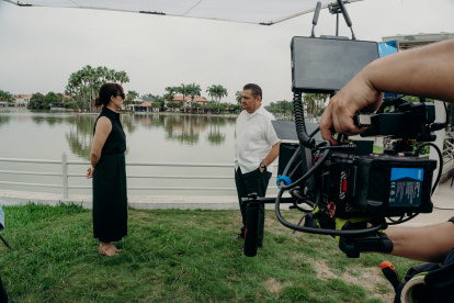 En Memento Vivere, el duelo no aparece como un evento aislado, sino como una presencia que se filtra en la vida diaria.