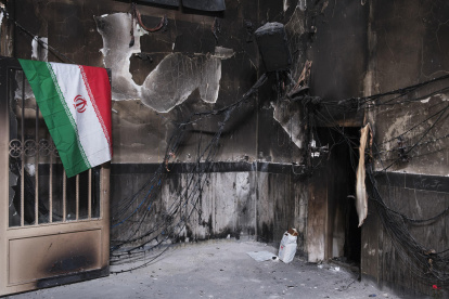 Interior quemado de la mezquita Beheshti, del oriental barrio de Tehranpars, durante las protestas que han sacudido el país en las últimas semanas.
