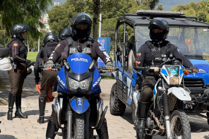 Agentes de la Policía Nacional del Ecuador durante el operativo en Quito