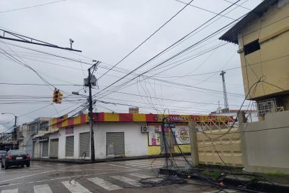 La acumulación de cables provoca contaminación visual y riesgo cuando el material cae a la calzada debido a su peso.