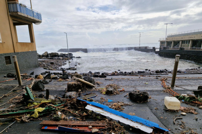 Areas afectadas por el temporal en la primera línea de costa en Aci Trezza, Sicilia, Italia.