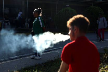 Familiares de presos políticos esperan frente al centro penitenciario Rodeo I este jueves, en Zamora estado de Miranda (Venezuela).