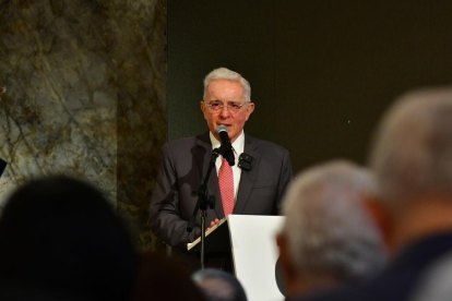 Álvaro Uribe dicta un seminario sobre liderazgo en la UEES, en Samborondón, Guayas.