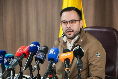 El ministro de Minas y Energía, Edwin Palma, informó que la decisión se toma en reciprocidad a la tasa de seguridad del 30 % impuesta por Ecuador.