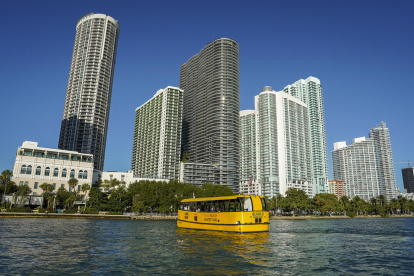 Fotografía cedida por la Ciudad de Miami Beach que muestra un taxi acuático en Miami (EE.UU.)