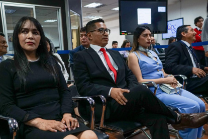 Los comisionados ciudadanos de selección posesionados por el CPCCS.