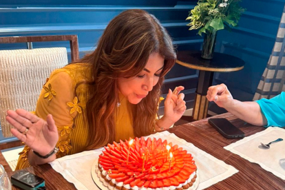La cumpleañera sopla las velas de tradicional torta Pavlova, que se convirtió en el dulce protagonista de la noche.