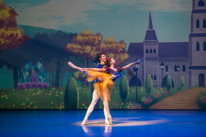 Blancanieves, que tendrá cuatro funciones, es protagonizada por los bailarines Constanza Sánchez y Cristopher Montenegro.