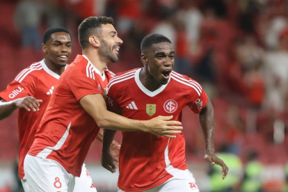 El defensor ecuatoriano debutó en los "colorados" con gol.