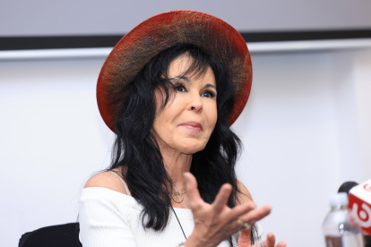 La artista se dio a conocer en los años ochenta y noventa con tema como "Acaríciame", "Noche de copas", "Entre la espada y la pared".