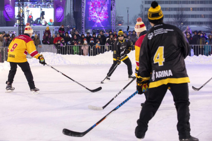Un equipo de hockey juega sobre estanques en la plaza del mercado de Oulu, Finlandia, el 17 de enero de 2026.