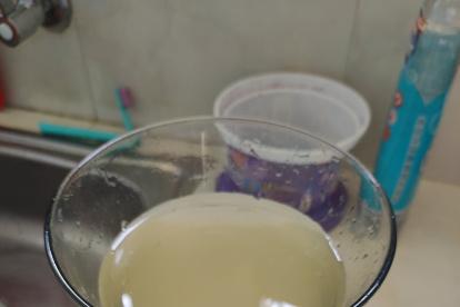 En X que el agua llegó turbia al sector de La Macarena, en Conocoto, este 21 de enero.