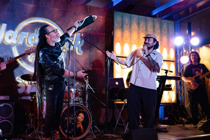 El cantante guayaquileno Luis Alcívar (c) invitó a cantar un tema al artista chileno Quique Neira (ex-Gondwana), durante su show en el Hard Rock Cafe Santiago, el 18 de diciembre de 2025.