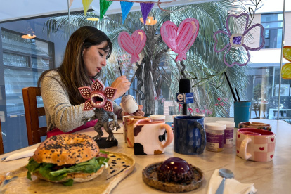 Los café arte brindan la posibilidad de combinar gastronomía con actividades artísticas manuales.