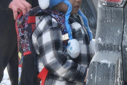 ICE asegura que el menor fue abandonado por su padre durante la intervención.