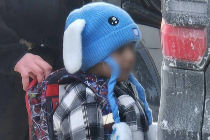 ICE asegura que el menor fue abandonado por su padre durante la intervención.