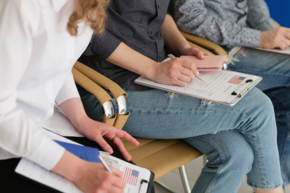 Referencial.Solicitantes completan formularios migratorios en EE. UU.