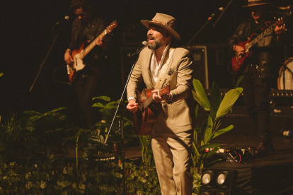 Santiago Cruz regresará a Ecuador en enero de 2026 con dos conciertos en Quito y Guayaquil como parte de su gira “Quince de Camino”.