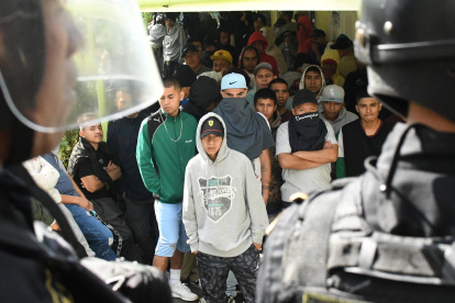 integrantes de la Mara Salvatrucha durante una requisa al interior de la Cárcel de Pavoncito, en Fraijanes (Guatemala).