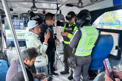 Conductor de bus detenido por superar el límite de alcohol permitido durante operativo de seguridad vial en Quito.