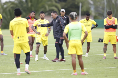 Barcelona ya entrena bajo el mando de César Farías.
