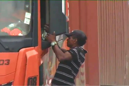 Este sujeto amenaza a los conductores en la vía Perimetral. Su accionar fue captado por la cámara de TC Televisión.