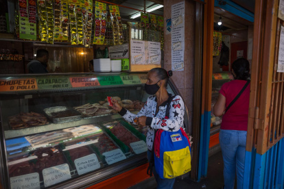 Una mujer entra a una carnicería en Caracas (Venezuela), en una fotografía de archivo