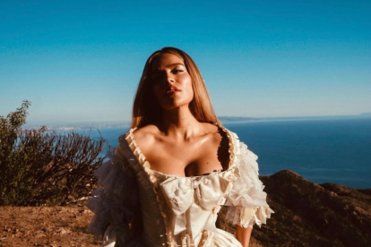 Con guiños a Lady Di, Karol G reinterpreta el estilo clásico en clave nostálgica y poderosa.