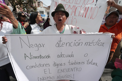 Una familiar de presos recluidos en las cárceles de Ecuador sostiene un cartel el miércoles, durante una protesta frente al Servicio Nacional de Atención Integral a Personas Adultas Privadas de la Libertad (SNAI), en Quito (Ecuador).