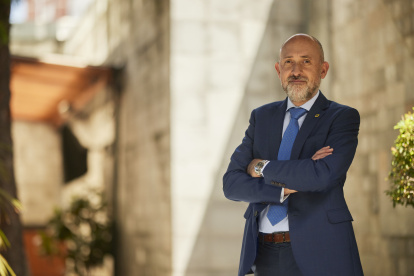 Ribadeneira es Ingeniero Comercial por la Universidad Católica del Ecuador y posee un MBA por la Universidad de Portland, Estados Unidos.