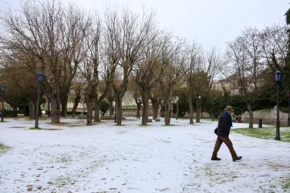 Un hombre camina a lo largo de un parque cubierto de nieve en la ciudad española de Zamora, este viernes 23 de enero de 2026.
