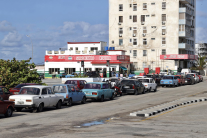 Vehículos haciendo fila para abastecerse de combustible este 21 de enero de 2026, en La Habana (Cuba).