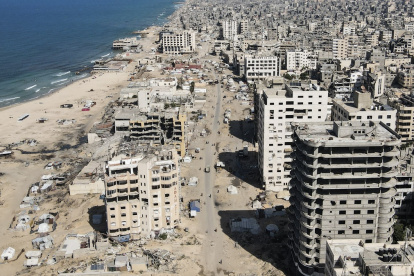 Una vista aérea muestra el área dañada por la guerra que rodea el puerto de la ciudad de Gaza el 20 de octubre de 2025, durante un alto el fuego