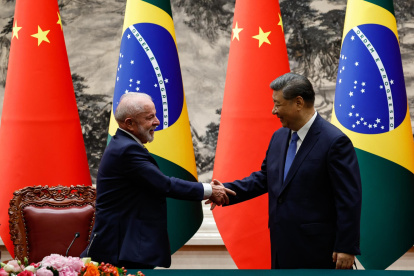 Fotografía del presidente de china, Xi Jinping (d), junto a su homólogo brasileño, Luiz Inacio Lula da Silva (i).