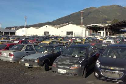 Son 620 vehículos abandonados que serán chatarrizados en los patios de la Agencia Metropolitana de Tránsito.