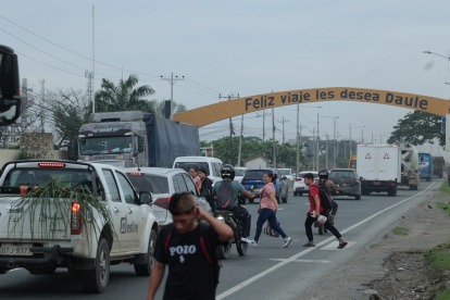 Problema. En esta zona de la via a Samborondón hay mucho tráfico y los peatones buscan formas para cruzar.