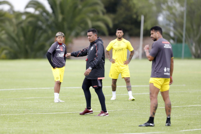 El estratega venezolano César Farías (c) estuvo atento para corregir las fallas de los jugadores de Barcelona en el penúltimo entrenamiento en el complejo de Puembo.