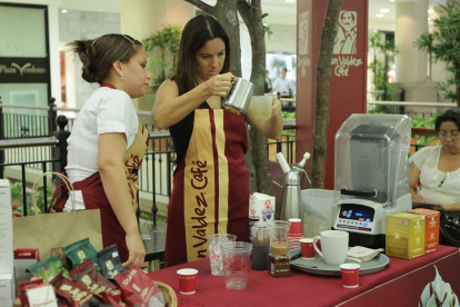 Juan Valdez ilustra el modelo de franquicia: una empresa ecuatoriana opera localmente bajo estándares internacionales.