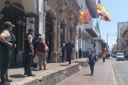 Referencial, Ciudadanos pasean en Cuenca.