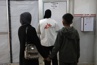 Pacientes. Pacientes siguen a un miembro del personal de Médicos Sin Fronteras (MSF) hacia la sala de seguimiento en una clínica.