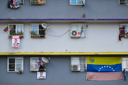 Venezuela. Afiche­s de campaña que muestran al destituido presidente venezolano Nicolás Maduro cuelgan de las ventanas de un complejo de viviendas construido por el Estado.