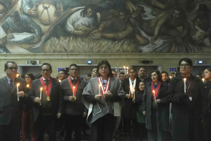 Fotografía de archivo del 16 de junio de 2025 que muestra a la entonces fiscal general de Perú, Delia Espinoza (c), participando en una vigilia en Lima (Perú).