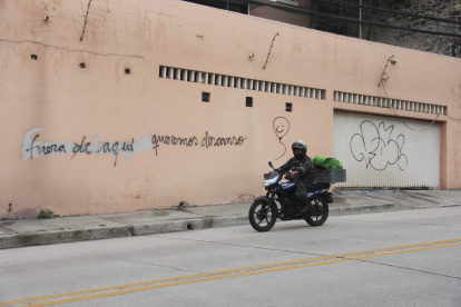 Esta amenaza escrita en la pared de la vivienda muestra el conflicto que existe entre vecinos por la presencia de perros al interior.