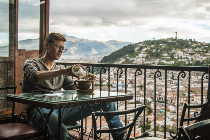 Café Mosaico es un sitio clásico que abrió sus puertas en 2003. Desde ahí se puede mirar la capital con un café en mano.