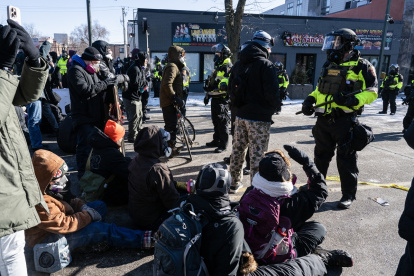 Los oficiales de conservación del Departamento de Recursos Naturales de Minnesota hacen guardia junto a los manifestantes en Mineápolis, Estados Unidos.