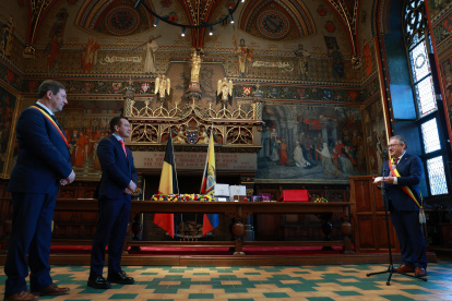 Daniel Noboa frente a Dirk De Fauw, alcalde de Brujas, durante la reunión para fortalecer comercio y puertos.