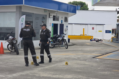 En esta gasolinera ocurrieron dos crímenes, con diferencia de siete horas. La Policía investiga si el segundo fue represalia por la muerte de un delincuente en una balacera.